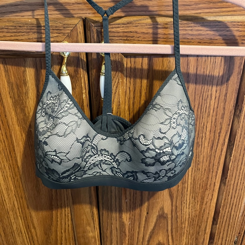 NWT lululemon Live in Lace bralette in gray over white size large. Fits A/B cup